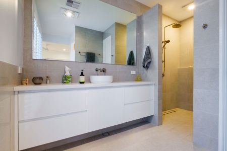 mid-cent-mod-birchwood-ensuite.jpg